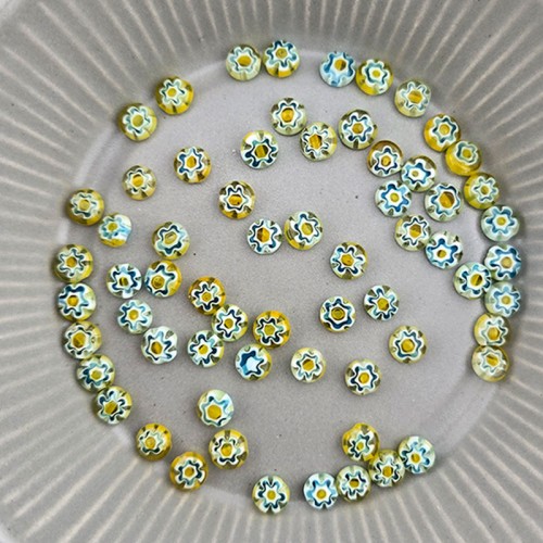 비즈팡 [J6-101-07]베네치아비즈 데이지꽃원 6mm 옐로그린 ,1줄(38cm)