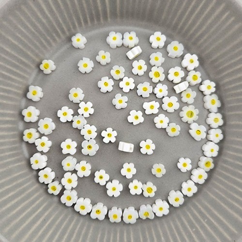 비즈팡 [J6-102-01]베네치아꽃 5.5mm(5~6mm) 화이트옐로 ,반줄(18cm)