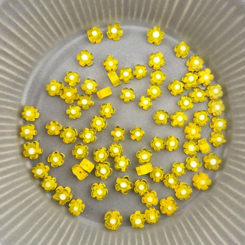 비즈팡 [J6-102-02]베네치아꽃 5.5mm(5~6mm) 연노랑 ,반줄(18cm)