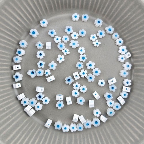 비즈팡 [J6-102-05]베네치아꽃 5.5mm(5~6mm) 화이트블루 ,반줄(18cm)