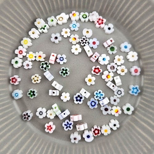 비즈팡 [J6-102-09]베네치아꽃 5.5mm(5~6mm) 화이트멀티 ,반줄(18cm)