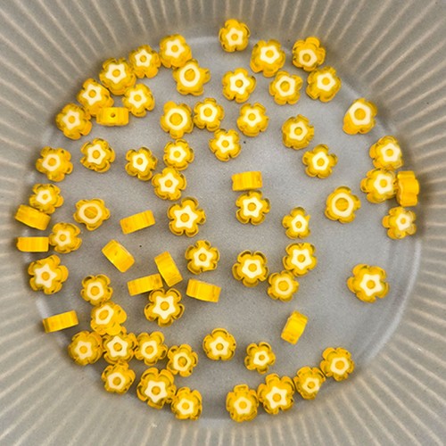 비즈팡 [J6-103-03]베네치아꽃 7mm(6.5~7.5mm) 진노랑 ,반줄(18cm)