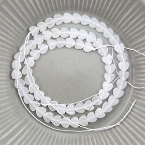 비즈팡 [J6-303-01]원석 납작하트 세로홀 6mm 백옥화이트 ,반줄(약18cm)