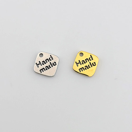 비즈팡 [S1-04-001]써지컬스틸 펜던트 펀칭핸드메이드마름모태그 10mm (블랙각인) ,1개