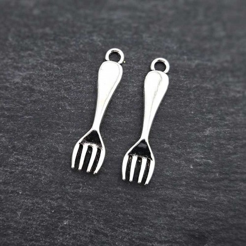 비즈팡 [PD-1-07]메탈펜던트 포크고리형 7x35mm 수능대박포크 ,★10개