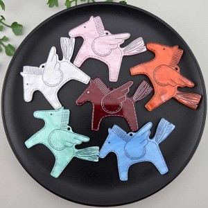 비즈팡 [PB-4-82]아크릴펜던트 2026년붉은말의해 봉제말 52x38mm 붉은말펜던트 (키링용) ,1개